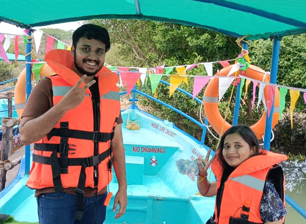 couple boat ride in pondicherry